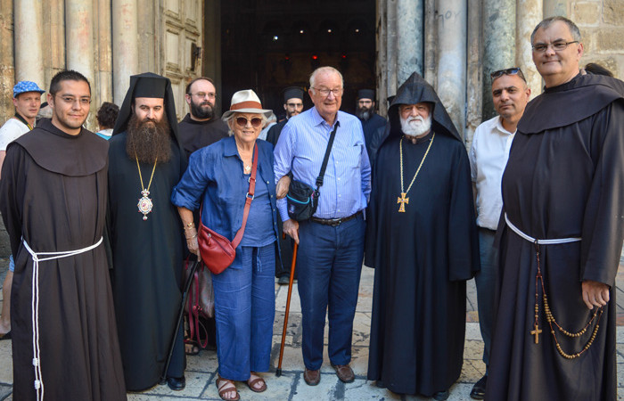 A son entrée, le couple royal belge a eu les honneurs de la présence des représentants des trois communautés majeures de la basilique de la Résurrection, grec-orthodoxe, franciscain et arménien apostolique. Le gardien musulman de la clé s'est joint à la fête. ©Claire Riobé