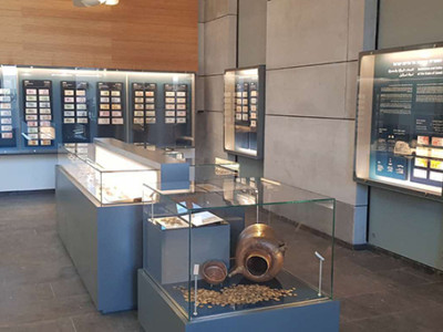 D’antiques magots brillent en vitrine à la banque d’Israël