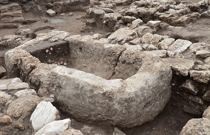 Bassin en pierre, vraisembablement utilisé à l'occasion de rituels religieux ©Yoli Schwartz, Autorité des antiquités d'Israël