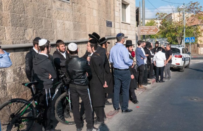 Des membres de la communauté juive ultra-orthodoxe attendent devant l'entrée du Tombeau des Rois, le 24 octobre 2019.©Claire Riobé/Terre Sainte Magazine