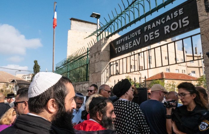 A l'ouverture, religieux et touristes se massent devant l'entrée du site, 24 octobre 2019.©Claire Riobé/Terre Sainte Magazine