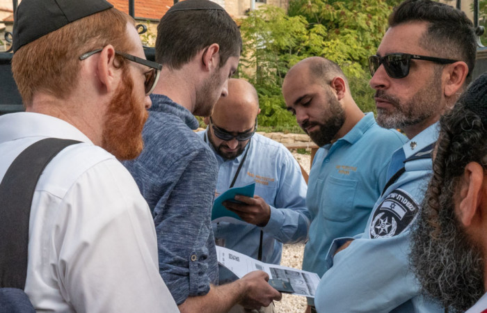 Les autorités israéliennes contrôlent les inscriptions à l'entrée du site, 24 octobre 2019.©Claire Riobé/Terre Sainte Magazine