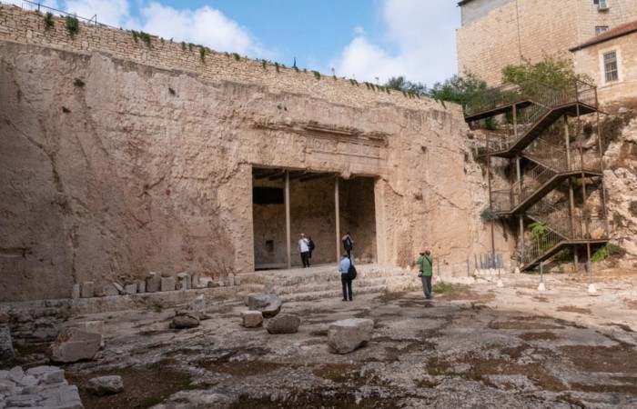 Facade principale dans l'enceinte du Tombeau, 24 octobre 2019.©Claire Riobé/Terre Sainte Magazine