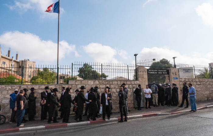 Des membres de la communauté juive ultra-orthodoxe attendent devant l'entrée du Tombeau des Rois, le 24 octobre 2019.©Claire Riobé/Terre Sainte Magazine