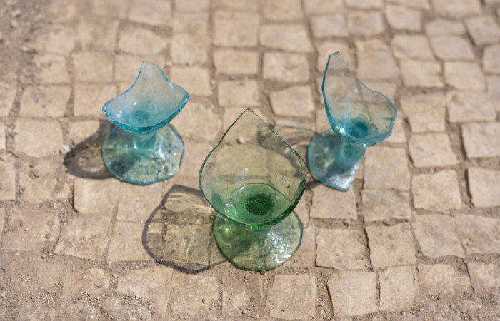 Verres à vin témoignant de la fabrication répandue du verre à Usha en Galilée ©Yaniv Berman, avec la courtoisie du photographe Yoli Schwartz, Autorité des antiquités israéliennes.