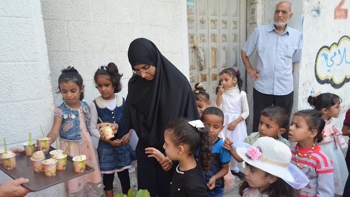 Les enfants de Gaza goûtent les glaces du nouveau glacier. ©Vento di Terra