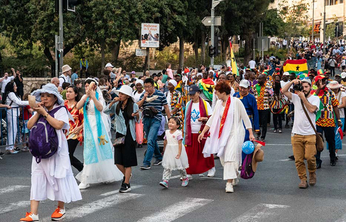 Des Evangéliques sionistes défilent dans la rues de Jérusalem à l'occasion de la Fête des Tabernacles, le 17 octobre 2019.© Claire Riobé/Terre Sainte Magazine