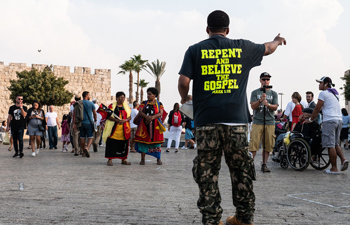 Des Evangéliques sionistes défilent dans la rues de Jérusalem à l'occasion de la Fête des Tabernacles, le 17 octobre 2019.© Claire Riobé/Terre Sainte Magazine