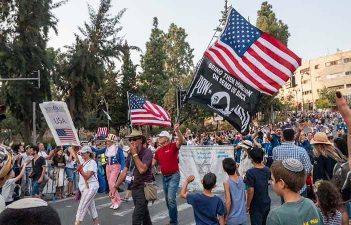 Des Evangéliques sionistes défilent dans la rues de Jérusalem à l'occasion de la Fête des Tabernacles, le 17 octobre 2019.© Claire Riobé/Terre Sainte Magazine