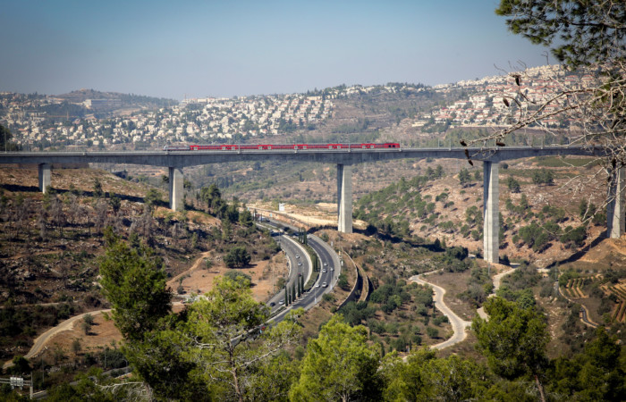  Vue sur le nouveau train rapide Tel Aviv-Jérusalem surplombant la vallée haArazim, juste à l'extérieur de Jérusalem. ©Yossi Zamir/Flash90