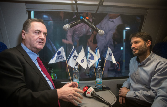 L’actuel ministre des Transports Bezalel Smotrich et son prédécesseur, l'actuel ministre des Affaires étrangères Israel Katz, lors du trajet inaugural du nouveau train à grande vitesse entre Jérusalem et Tel Aviv, le 18 décembre 2019. ©Yonatan Sindel/Flash90