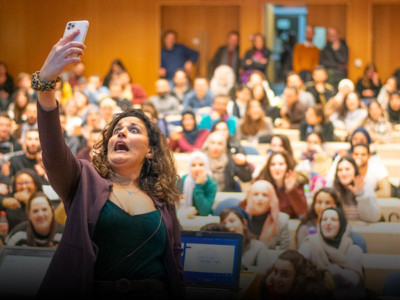 Noam Shuster Eliassi, faire rire les gens pour les faire réfléchir
