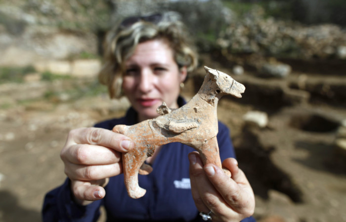 Une figurine de cheval datant du début de la période monarchique trouvée sur le site de Tel Motza, le 26 décembre 2012. ©FLASH90