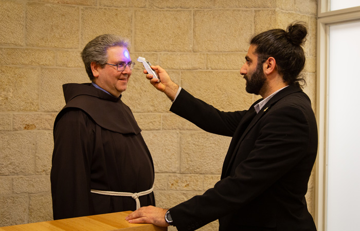 A son entrée à la Municipalité, le  Custode de Terre sainte se voit prendre la température durant la pandémie de coronavirus ©Andrea Krogmann