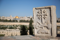 La vraie Croix pour bénir Jérusalem et le monde depuis le Mont des Oliviers