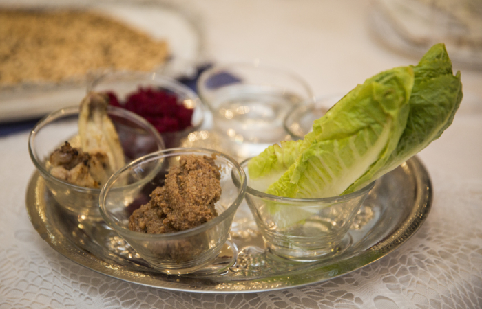 Une table du Seder, à la veille de Pessah, le 22 avril 2016.©Hadas Parush/Flash90