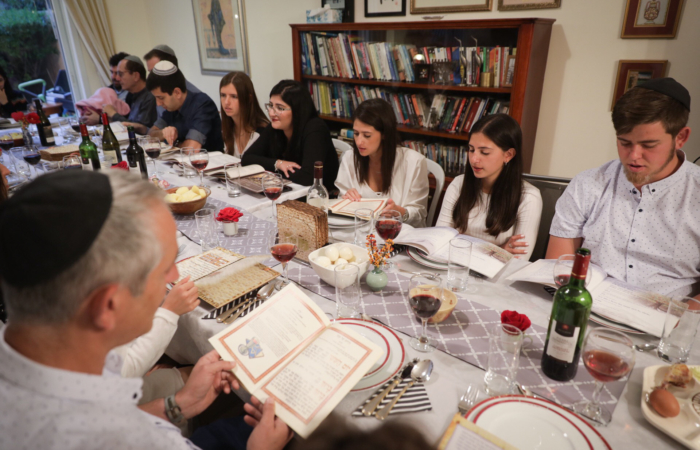 Une famille israélienne lors du dîner de Séder, la première nuit de la fête juive de Pessah. Tzur Hadassah, le 10 avril 2017. ©Nati Shohat/Flash 90 