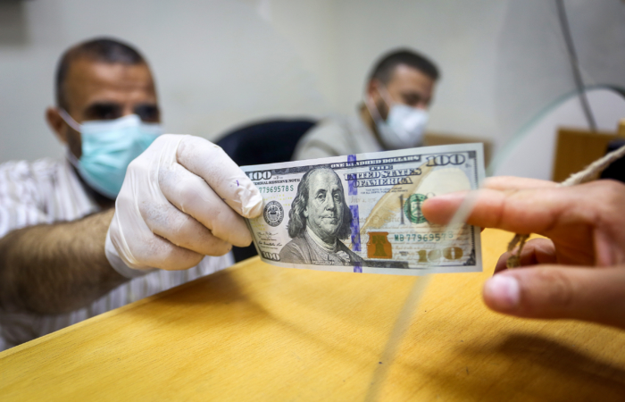 Les Palestiniens reçoivent leur aide financière dans le cadre d'une aide allouée par le Qatar, dans un bureau de poste à Rafah, au sud de la bande de Gaza. 4 mai 2020. ©Abed Rahim Khatib/Flash90 