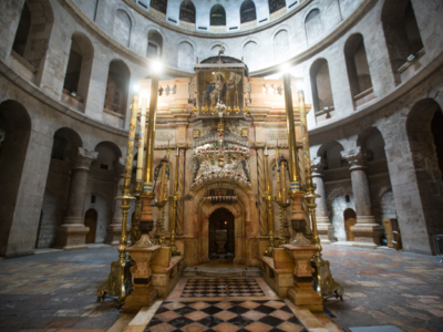 Vidéo: Visite dans un Saint-Sépulcre sans pèlerin