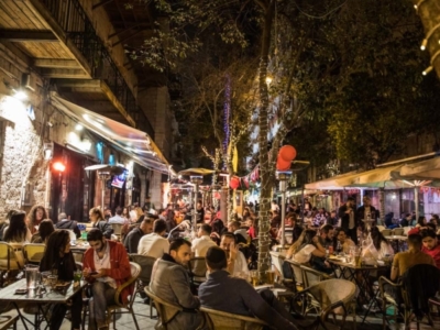 En Israël, la vie nocturne revient, mais le virus est en embuscade