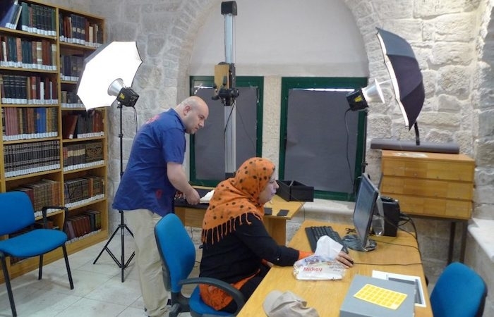 Mme Shaima Budairy avec un opérateur de numérisation. Photo © Hmml