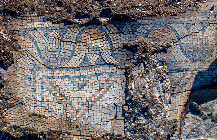 Pavement en mosaïque de l’ancienne église. ©Alex Wiegmann, Autorité des Antiquités d’Israël