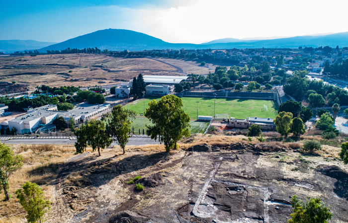 Vue aérienne des vestiges de l’église de Kfar Kama avec le Thabor au fond. © Alex Wiegmann, Autorité des Antiquités d’Israël