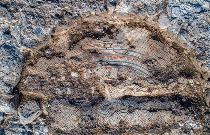 Pavement en mosaïque de l’ancienne église. ©Alex Wiegmann, Autorité des Antiquités d’Israël