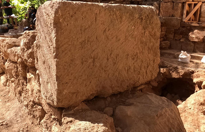  Pierre de taille avec des croix incisées trouvée dans l'église byzantine d’environ 400 ans après l'ère commune, mise au jour dans la réserve naturelle de Panéas. © Yaniv Cohen/Israel Nature & Parks Authority/ Banias