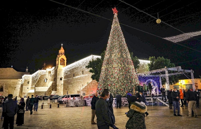 Bethléem, le 5 décembre à l’occasion de l’allumage de l’arbre de Noël près de la basilique de la Nativité. Cette année, le traditionnel moment de fête n’a réuni que très peu de monde. (Photo Wisam Hashlamoun/Flash90).