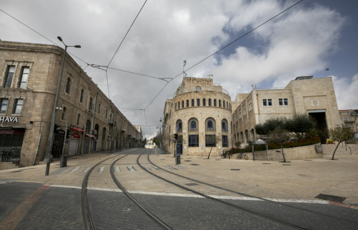 Avenue à l'extérieur des remparts de la vieille ville. 28 mars 2020. Olivier Fitoussi/Flash90