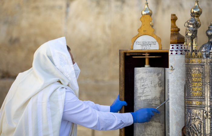 Des juifs prient au pied du Mur Occidental lors de la bénédiction sacerdotale des Cohanim, une des cérémonie de la Pâque juive qui célèbre le départ des juifs d'Égypte. 12 avril 2020. Olivier Fitoussi/Flash90 