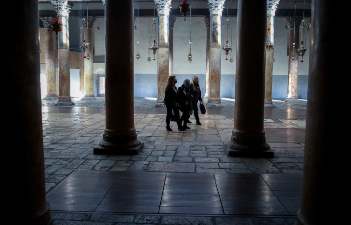 Habituellement bondée à cette époque de l'année, la basilique de la Nativité, à Bethléem, n'aura vu que quelques pèlerins déambuler parmi ses colonnes tout juste restaurées. 20 décembre 2020. Wisam Hashlamoun/Flash90