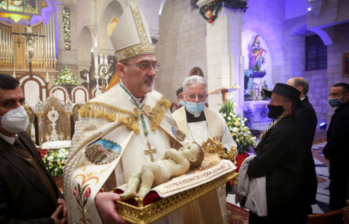 Messe de minuit officiée par Msgr Pizzaballa dans la basilique de la Nativité à Bethléem. 25 décembre 2020. Wisam Hashlamoun/FLASH90