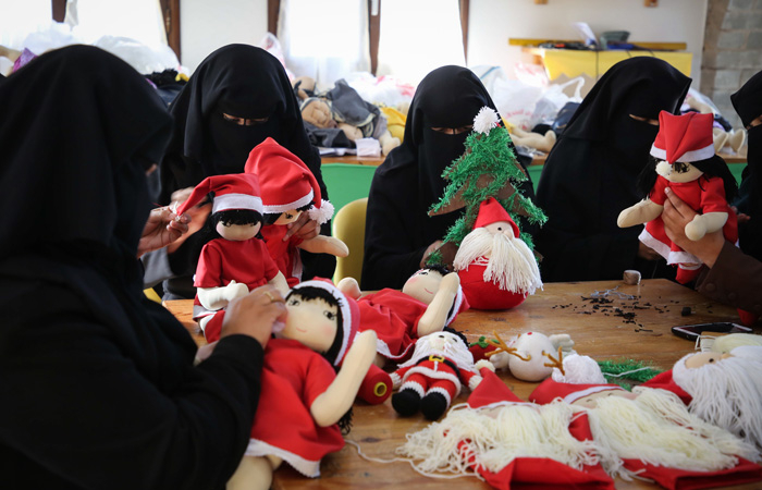 Palestiniennes cousant des Pères Noël, dans le nord de la bande de Gaza, le 24 décembre 2019 © Hassan Jedi / Flash90