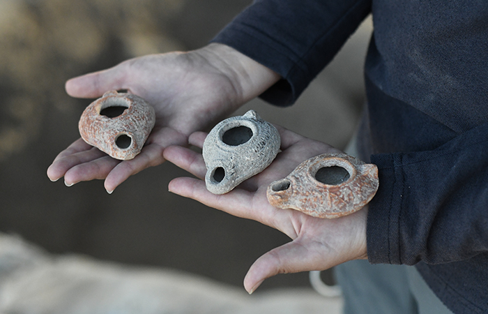 Lampes Beit Nattif. Photo: Yoli Schwartz, Israel Antiquities Authority. 