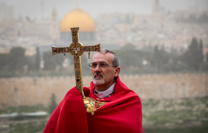 L'archevêque Pierbattista Pizzaballa, administrateur apostolique du patriarcat latin de Jérusalem, béni la ville lors du dimanche des Rameaux, au mont des Oliviers. 5 avril 2020. Yossi Zamir/Flash90