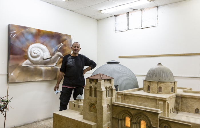 Adam Brown  devant la maquette du Saint-Sépulcre qu’il a réalisée au 1/25e ©Andrea Krogmann