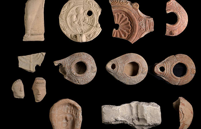 Lampes à huile Beit Nattif. Sur le fragment à gauche, on distingue les branches d'une menorah, chandelier à sept branches des Hébreux. Photo : Itai Aviv, Israel Antiquities Authority.