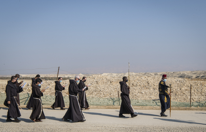 Les franciscains descendent en procession depuis le monastère orthodoxe en direction du fleuve. ©Nadim Asfour/CTS