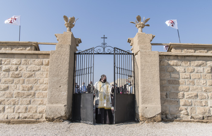 Le Custode de Terre Sainte, Francesco Patton, ouvre les portes de la propriété franciscaine récemment déminée. ©Nadim Asfour/CTS