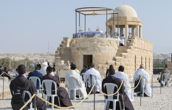 50 personnes ont été autorisées à participer à cette messe inaugurale, alors que chaque année c'est un millier de pèlerins et fidèles qui se joignent aux Franciscains  pour la commémoration du baptême de Jésus. ©Nadim Asfour/CTS