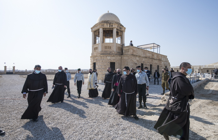 Fin de la célébration eucharistique et continuation du pèlerinage aux rives du Jourdain ©Nadim Asfour/CTS