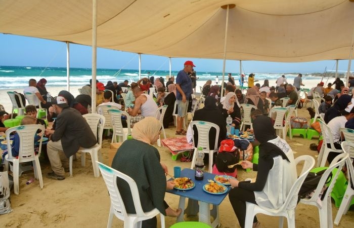 Moment de convivialité sur la plage parmi ceux organisés par les bénévoles.