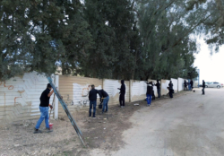Des bédouins réparent un cimetière juif profané en Israël
