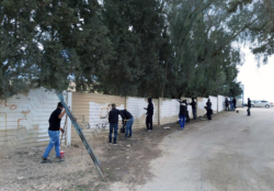 Des bédouins réparent un cimetière juif profané en Israël