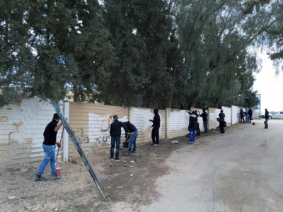 Des bédouins réparent un cimetière juif profané en Israël