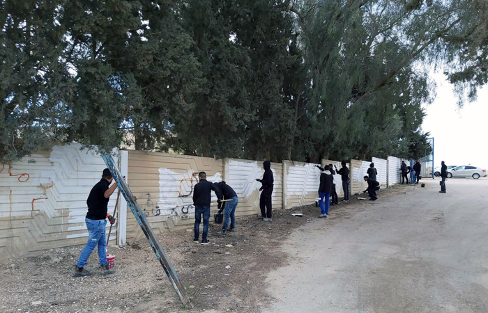 Des bédouins réparent un cimetière juif profané en Israël