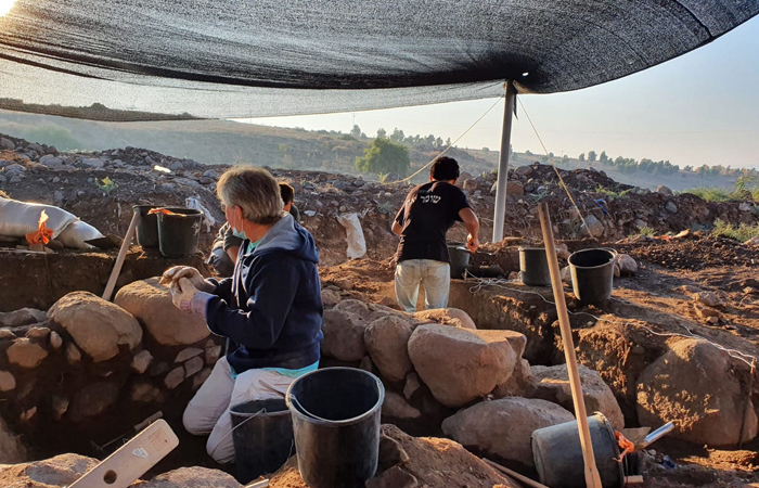 Au travail sur le champ de fouilles de et-Taiyiba © Einat Ambar-Armon, Israel Antiquities Authority