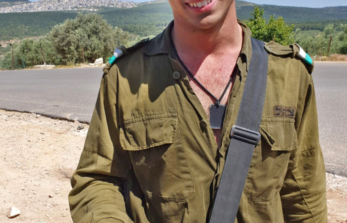 Ido Gardi, le soldat israélien avec la pièce qu'il a trouvée. Photo: Nir Distelfeld, Autorité israélienne des antiquités. 